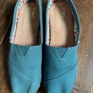 Teal ladies Toms size 6 never worn!